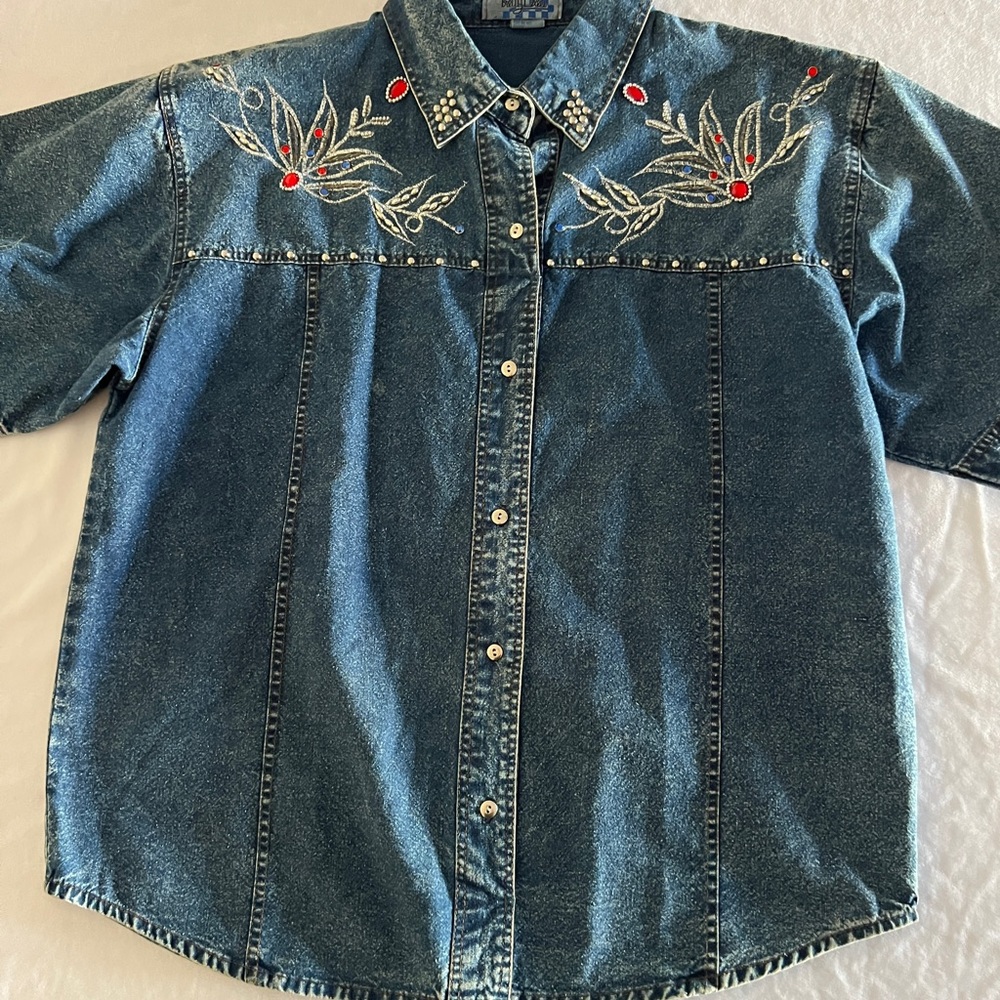 VTG Pretty Denim Shirt Embroidered Retro Vintage 80’s 90’s Medium Oversize Top
